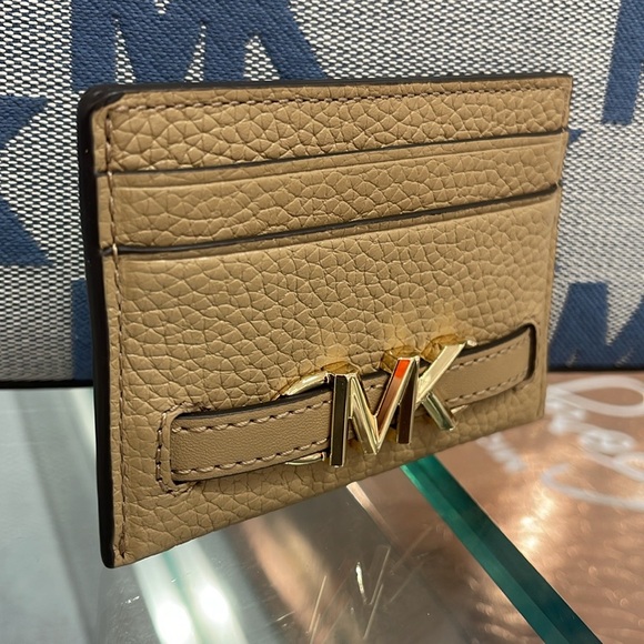 MICHAEL KORS
Reed Large Pebbled Leather Card Holder Case
Camel 
NWT - Picture 2 of 16
